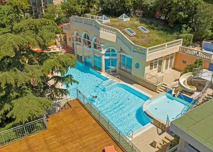 Les Tourelles 3* סן-מקסים