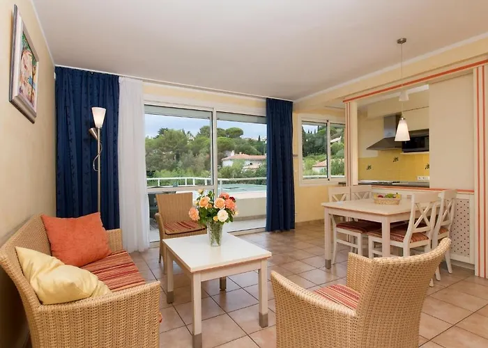 Les Tourelles 3* סן-מקסים